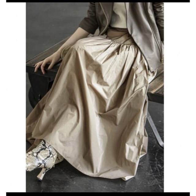 Noble(ノーブル)の【み様専用】シェイドカラーメモリタフタロングスカート レディースのスカート(ロングスカート)の商品写真