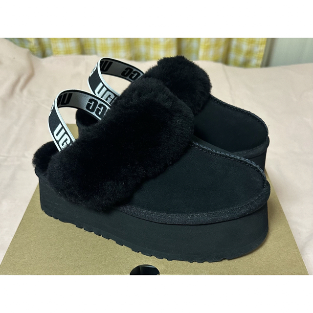 UGG(アグ)のほぼ未使用★大人気UGGの厚底サンダルは美脚マジックでスラリが叶っちゃう❤️✨ レディースの靴/シューズ(サンダル)の商品写真