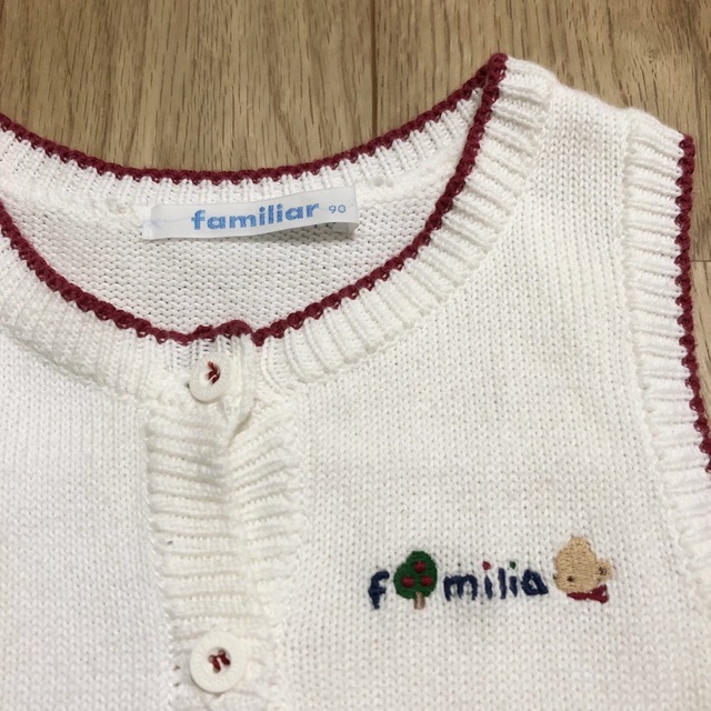 familiar(ファミリア)のfamiliar ファミリア レトロ 白 ニット ベスト トップス90 キッズ/ベビー/マタニティのキッズ服女の子用(90cm~)(ニット)の商品写真