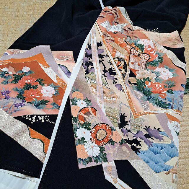 ③正絹 黒留袖 菊 牡丹 家屋 金駒刺繍 （比翼付き）袷 - 着物