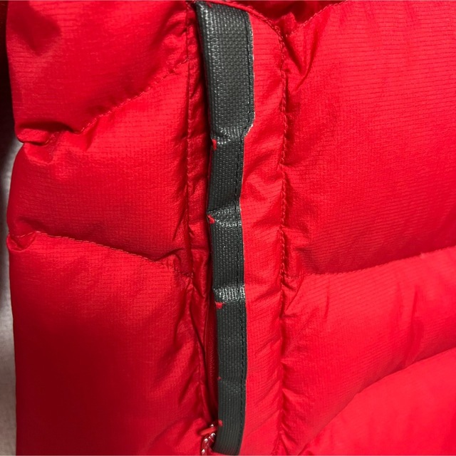 THE NORTH FACE(ザノースフェイス)のノースフェイス　ダウンジャケット　海外限定　レディース　Lサイズ　レッド　黒 レディースのジャケット/アウター(ダウンジャケット)の商品写真