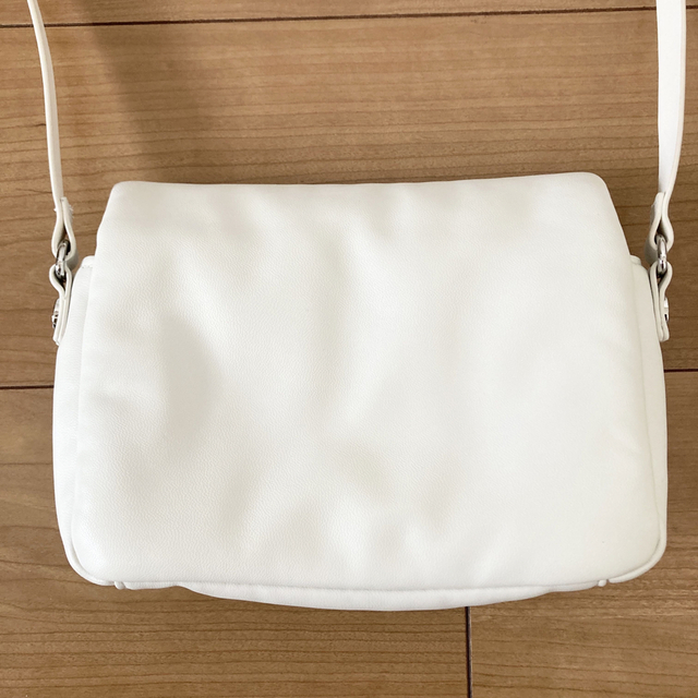 H&M(エイチアンドエム)の【新品未使用】 H&M ショルダーバックマグネットボタン ホワイト レディースのバッグ(ショルダーバッグ)の商品写真