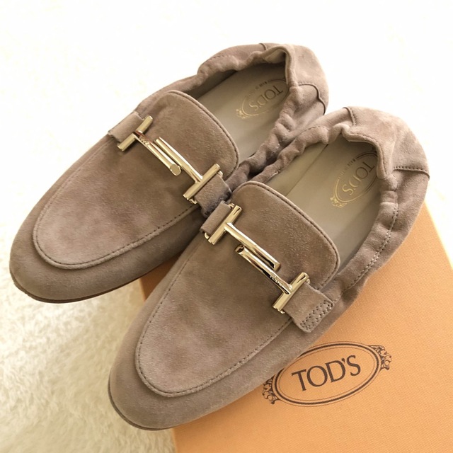 TOD'S(トッズ)のTOD'S ゴールドダブルT金具 スウェードレザーフラットシューズ　36 レディースの靴/シューズ(ローファー/革靴)の商品写真