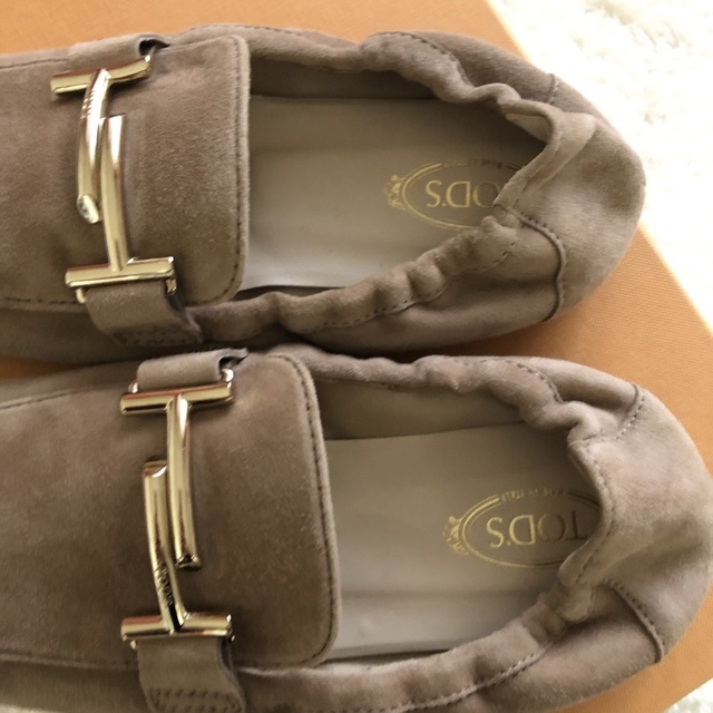 TOD'S(トッズ)のTOD'S ゴールドダブルT金具 スウェードレザーフラットシューズ　36 レディースの靴/シューズ(ローファー/革靴)の商品写真