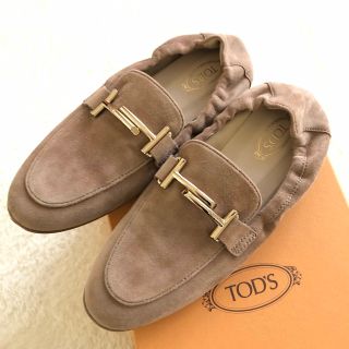 トッズ(TOD'S)のTOD'S ゴールドダブルT金具 スウェードレザーフラットシューズ　36(ローファー/革靴)