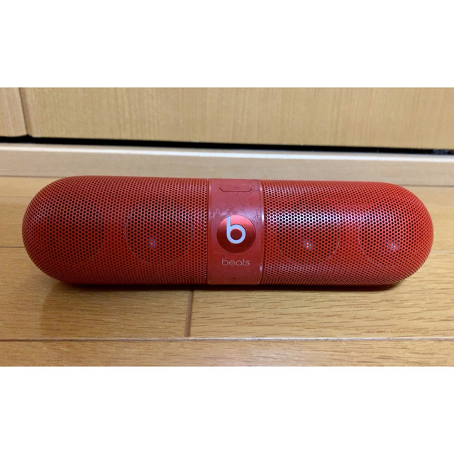 Beats by Dr Dre(ビーツバイドクタードレ)のbeats pill 2.0 Bluetoothスピーカー（RED）スタンド付き スマホ/家電/カメラのオーディオ機器(スピーカー)の商品写真