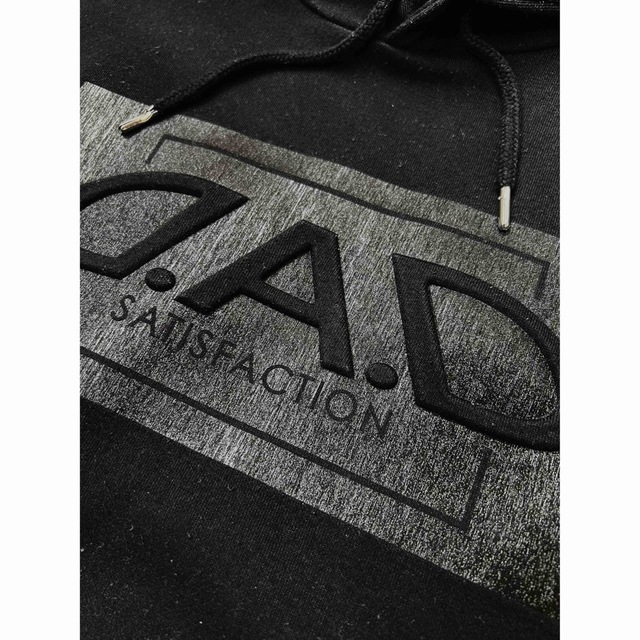 エンボス加工でロゴが浮き出た「D.A.D」パーカー  メンズのトップス(パーカー)の商品写真