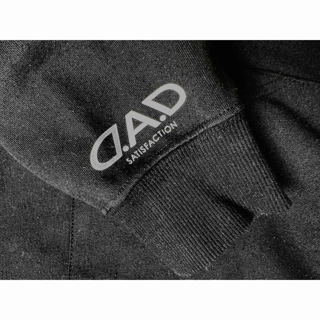 エンボス加工でロゴが浮き出た「D.A.D」パーカー  メンズのトップス(パーカー)の商品写真