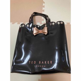 テッドベイカー(TED BAKER)のテッドベイカー リボン ブラック トートバッグ エナメル 防水 A4 大きめ(トートバッグ)