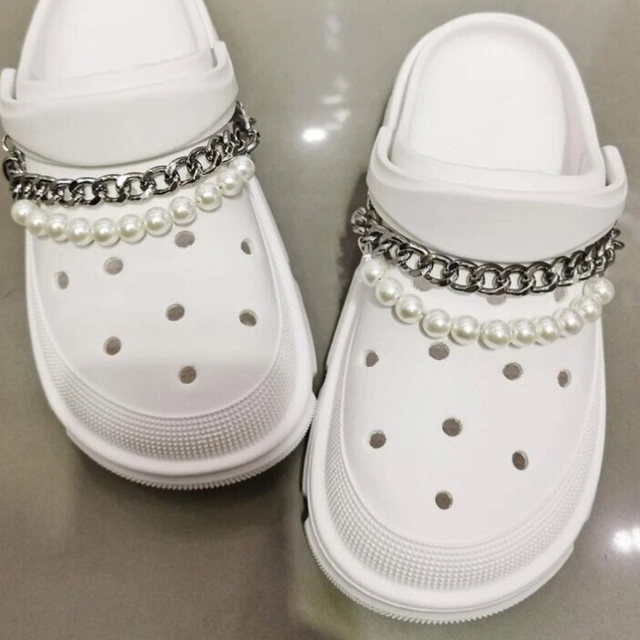 crocs(クロックス)のチェーン×パール　シビッツ　クロックス レディースの靴/シューズ(サンダル)の商品写真