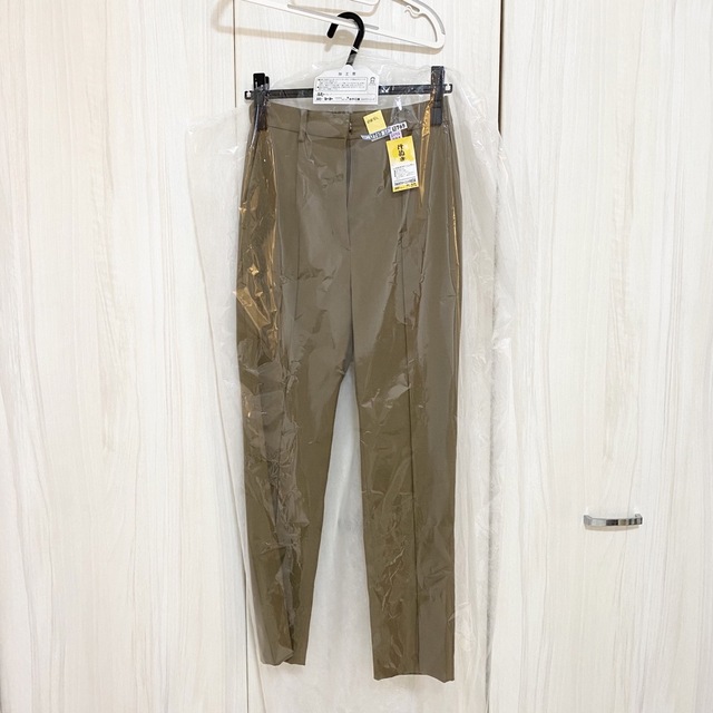 CLANE(クラネ)の【 CLANE 】CENTER SLIT SLIM TAPERED PANTS レディースのパンツ(カジュアルパンツ)の商品写真