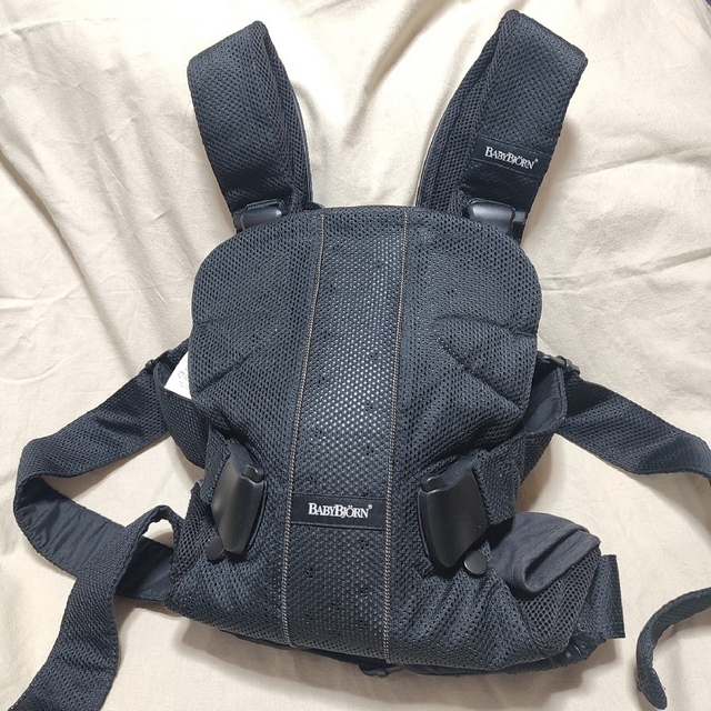 BABYBJORN(ベビービョルン)の美品✨ベビービョルン ONE AIR ワン エアー メッシュ 黒 抱っこ紐 キッズ/ベビー/マタニティの外出/移動用品(抱っこひも/おんぶひも)の商品写真