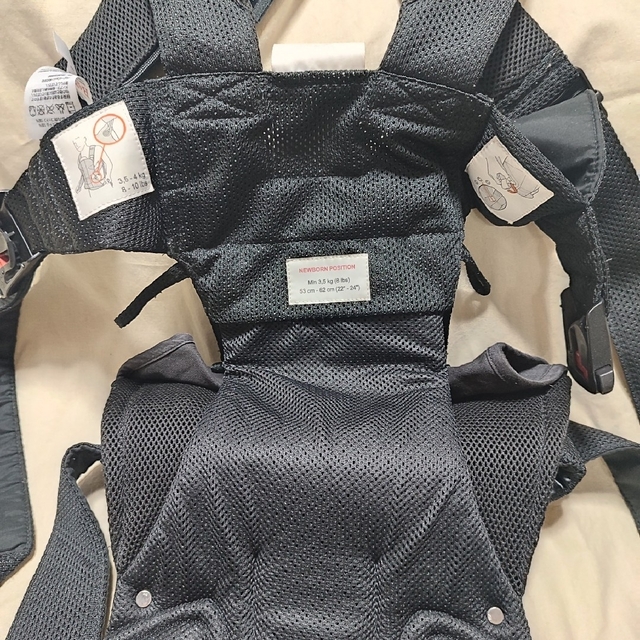 BABYBJORN(ベビービョルン)の美品✨ベビービョルン ONE AIR ワン エアー メッシュ 黒 抱っこ紐 キッズ/ベビー/マタニティの外出/移動用品(抱っこひも/おんぶひも)の商品写真