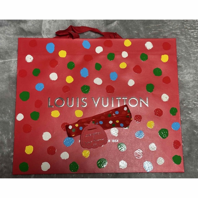 LOUIS VUITTON(ルイヴィトン)の新品 ルイ・ヴィトン×草間彌生 LV×YK サックプラ 24H M21679  メンズのバッグ(トートバッグ)の商品写真