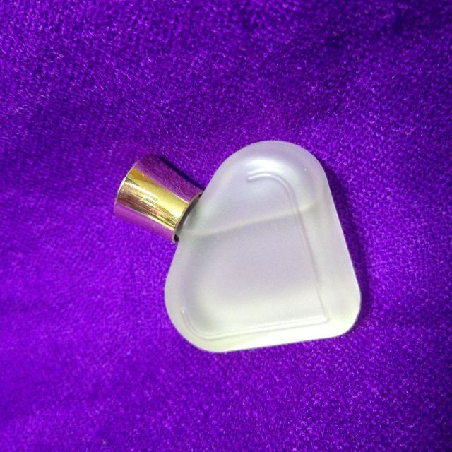 AVON(エイボン)のエイボン ウーマン オブ アース 15ml コスメ/美容の香水(香水(女性用))の商品写真