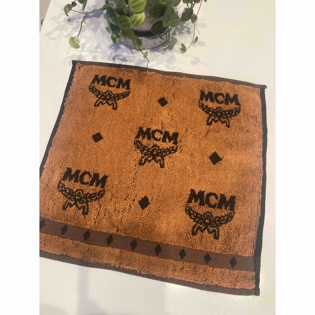 MCM(エムシーエム)の新品　未使用　MCM  タオルハンカチ レディースのファッション小物(ハンカチ)の商品写真