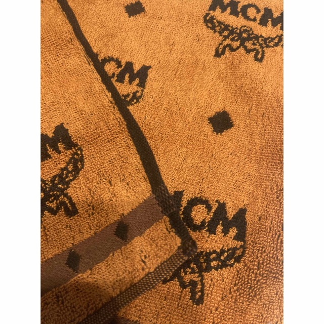 MCM(エムシーエム)の新品　未使用　MCM  タオルハンカチ レディースのファッション小物(ハンカチ)の商品写真