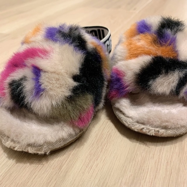 UGG(アグ)のugg kids サンダル キッズ/ベビー/マタニティのキッズ靴/シューズ(15cm~)(サンダル)の商品写真