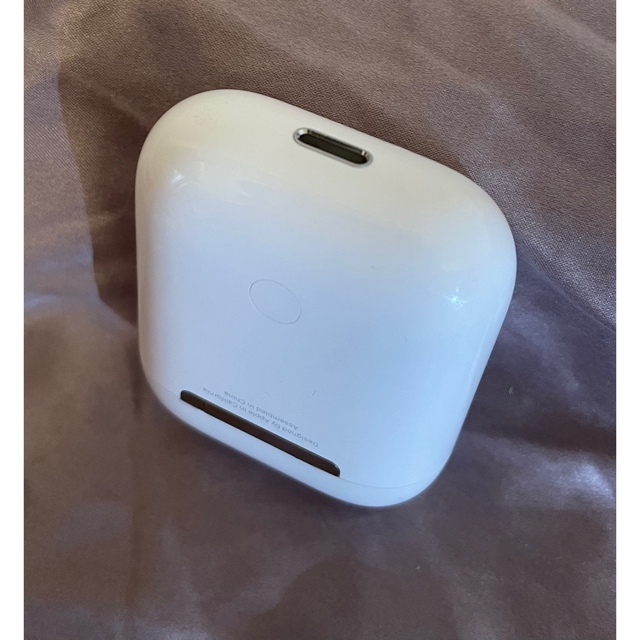 Apple(アップル)のAirPods 第2世代　充電ケース スマホ/家電/カメラのオーディオ機器(ヘッドフォン/イヤフォン)の商品写真