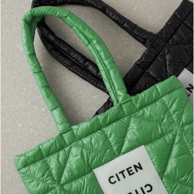 UNITED ARROWS green label relaxing(ユナイテッドアローズグリーンレーベルリラクシング)のCITEN パデッドトートバッグ　KELLY レディースのバッグ(トートバッグ)の商品写真