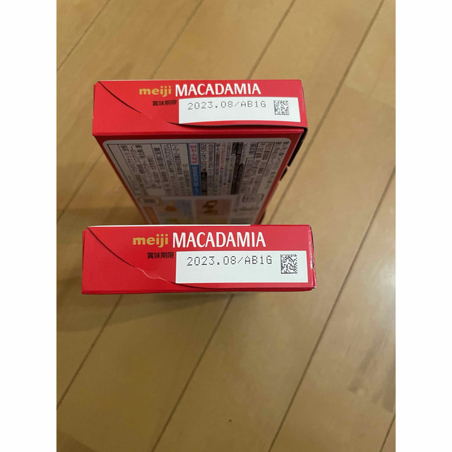 明治(メイジ)の明治　マカダミアナッツ　チョコレート　アーモンド　２箱 食品/飲料/酒の食品(菓子/デザート)の商品写真