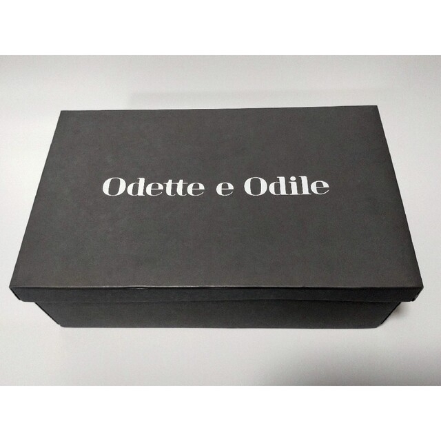 Odette e Odileのスウェードパンプス