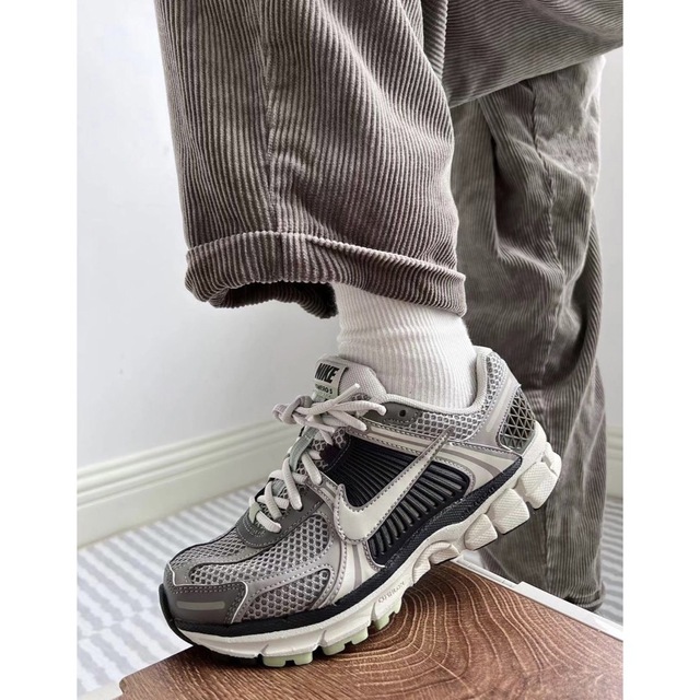 NIKE - 28.5cm Nike Zoom Vomero 5 FB8825-001 ナイキの通販 by NIKE - 28.5cm Nike Zoom Vomero 5 FB8825-001 ナイキの通販 by