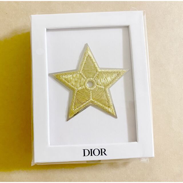 Christian Dior(クリスチャンディオール)の【DIOR】新品未開封  非売品　ノベルティ スターブローチ ゴールド レディースのアクセサリー(ブローチ/コサージュ)の商品写真