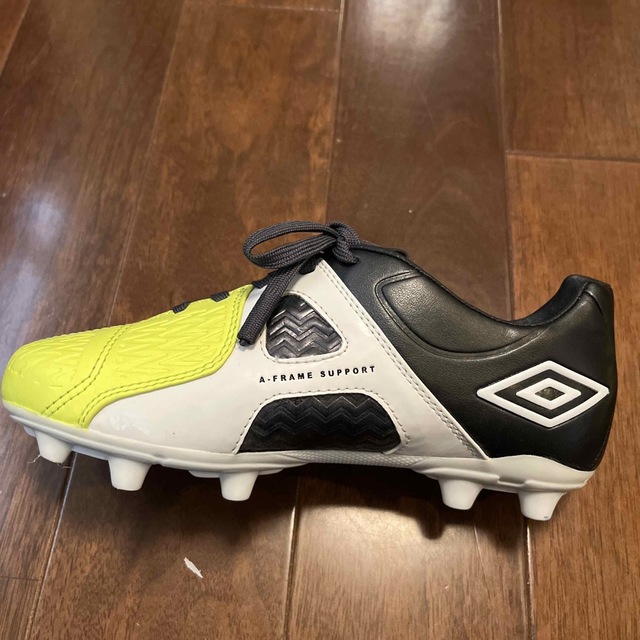 UMBRO(アンブロ)のアンブロ　サッカースパイク　22.5㎝ スポーツ/アウトドアのサッカー/フットサル(シューズ)の商品写真