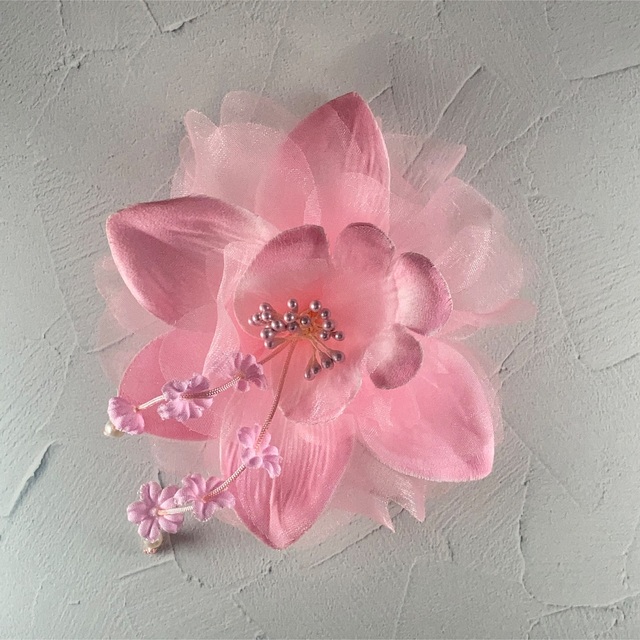 お花のヘアアクセサリー／コサージュ・ブローチ レディースのヘアアクセサリー(バレッタ/ヘアクリップ)の商品写真