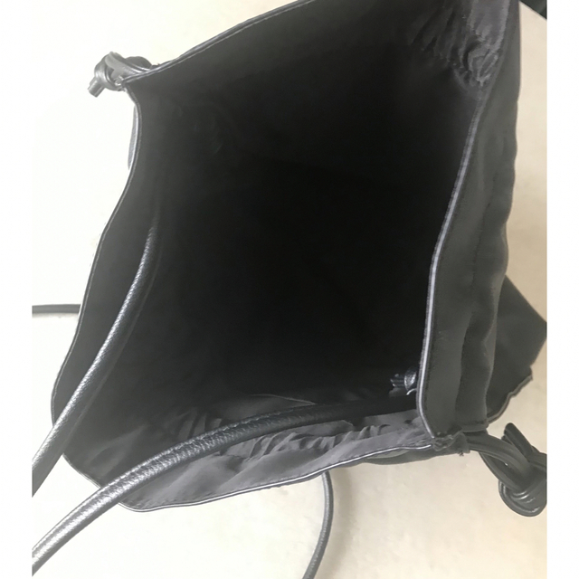 GU(ジーユー)の【美品】GU レザータッチドローストリングバッグ　ブラック レディースのバッグ(ショルダーバッグ)の商品写真