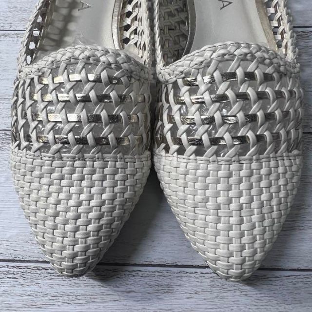DIANA(ダイアナ)のDIANA　ダイアナ　フラットシューズ　編み込み　レザー　ホワイト　23.5cm レディースの靴/シューズ(ハイヒール/パンプス)の商品写真