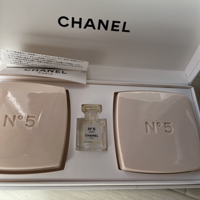 CHANEL(シャネル)のシャネル №5 サヴォン 石けん ロー オードゥ トワレット 1.5ml セット コスメ/美容のボディケア(ボディソープ/石鹸)の商品写真