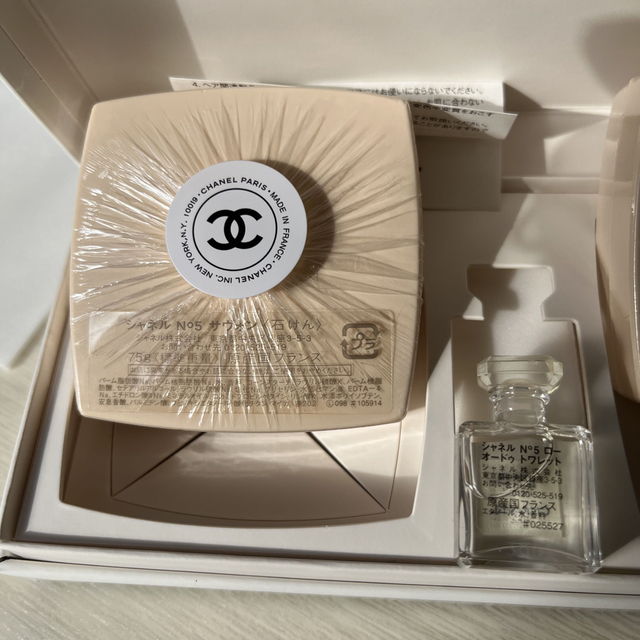 CHANEL(シャネル)のシャネル №5 サヴォン 石けん ロー オードゥ トワレット 1.5ml セット コスメ/美容のボディケア(ボディソープ/石鹸)の商品写真