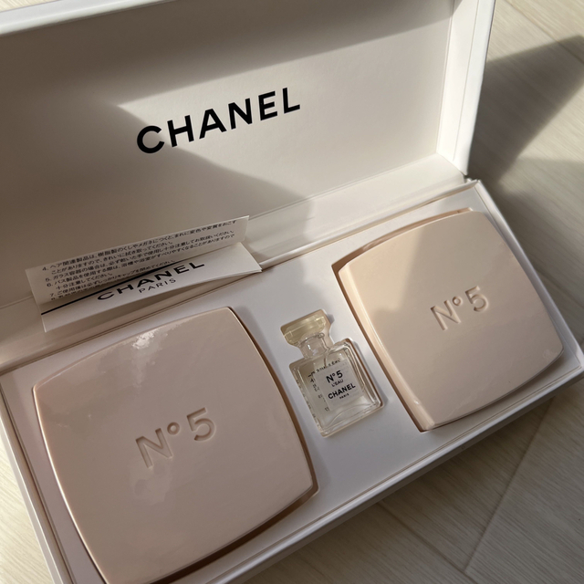 CHANEL(シャネル)のシャネル №5 サヴォン 石けん ロー オードゥ トワレット 1.5ml セット コスメ/美容のボディケア(ボディソープ/石鹸)の商品写真