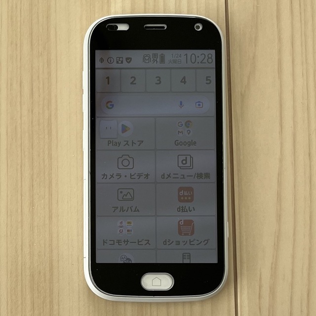 京セラ(キョウセラ)のらくらくスマートフォン  F-42A　充電器付き スマホ/家電/カメラのスマートフォン/携帯電話(スマートフォン本体)の商品写真