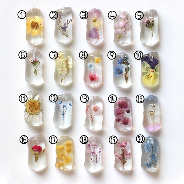 【お花が選べる‼︎】プチ鉱石のネックレス🌼こまりめいど ハンドメイドのアクセサリー(ネックレス)の商品写真