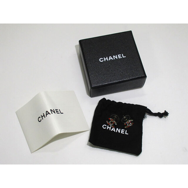 CHANEL(シャネル)のCHANEL ココマーク ピアス ラインストーン マルチカラー ゴールド メッキ レディースのアクセサリー(ピアス)の商品写真