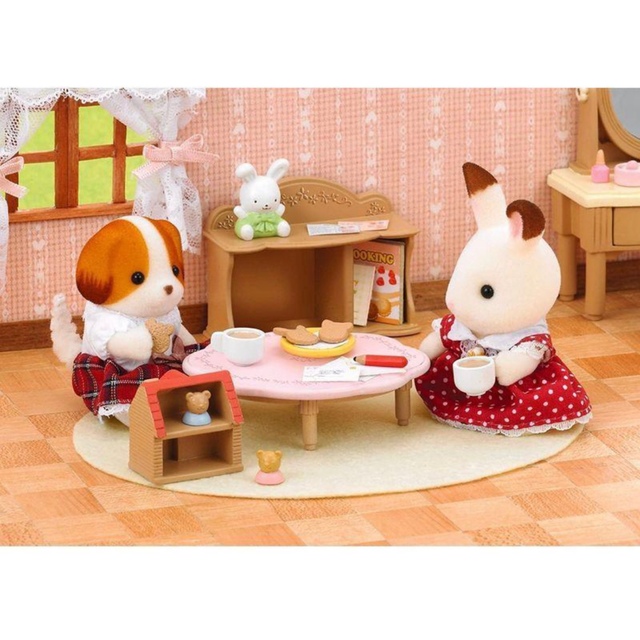 シルバニア　チャイルドテーブルセット　女の子　赤ちゃん　ドールハウス   エンタメ/ホビーのおもちゃ/ぬいぐるみ(キャラクターグッズ)の商品写真
