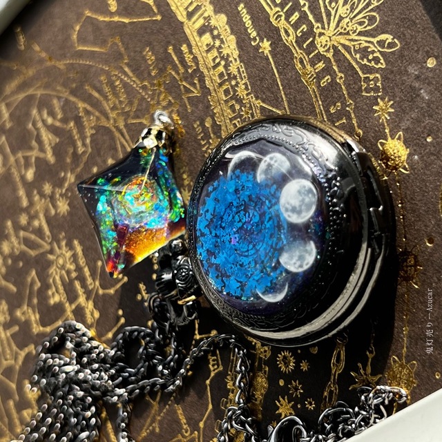 蓄光懐中時計、魔法使いから貰ったブラックホール　月の満ち欠け(宇宙フローライト ハンドメイドのアクセサリー(ネックレス)の商品写真