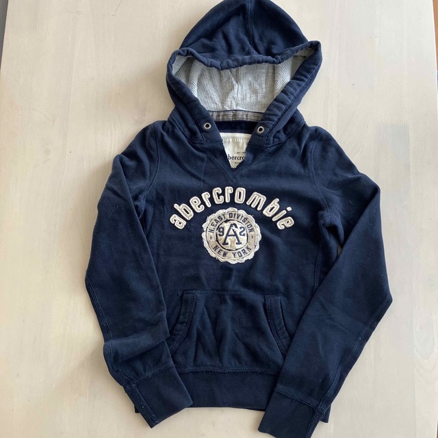 Abercrombie&Fitch(アバクロンビーアンドフィッチ)のアバクロキッズ　パーカー　M キッズ/ベビー/マタニティのキッズ服男の子用(90cm~)(Tシャツ/カットソー)の商品写真