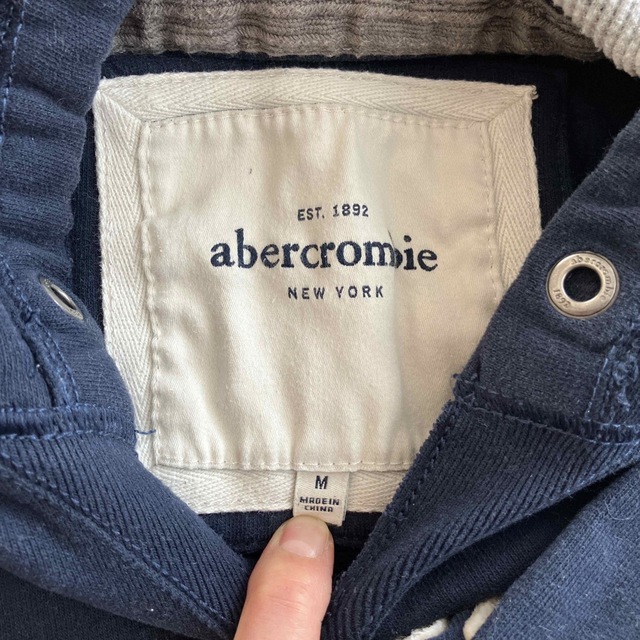 Abercrombie&Fitch(アバクロンビーアンドフィッチ)のアバクロキッズ　パーカー　M キッズ/ベビー/マタニティのキッズ服男の子用(90cm~)(Tシャツ/カットソー)の商品写真