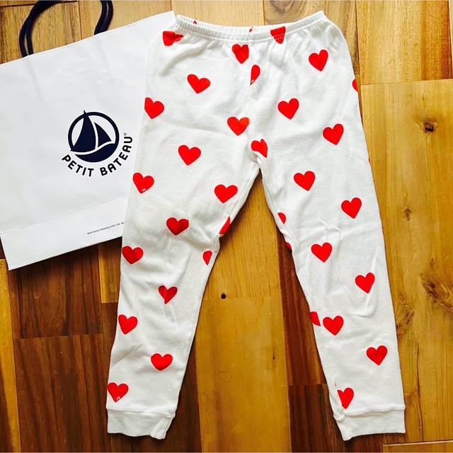 PETIT BATEAU(プチバトー)の＊ご専用＊【プチバトー】ハートパジャマ 5ans/110cm キッズ/ベビー/マタニティのキッズ服女の子用(90cm~)(パジャマ)の商品写真