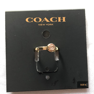 コーチ(COACH)のCOACH 未使用　サイズ6 金色スワロフスキー　ラウンド石　裏ロゴ(リング(指輪))