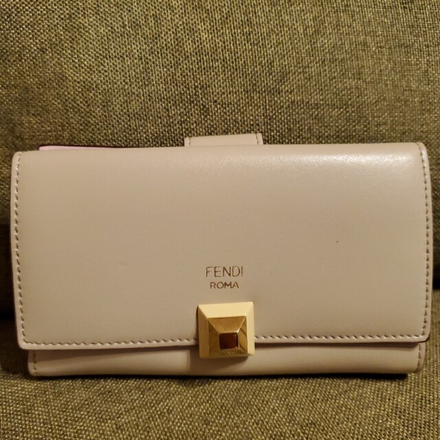 FENDI　スタッズ　長財布　レザー　ベージュピンク系