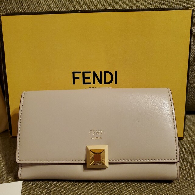 FENDI　スタッズ　長財布　レザー　ベージュピンク系