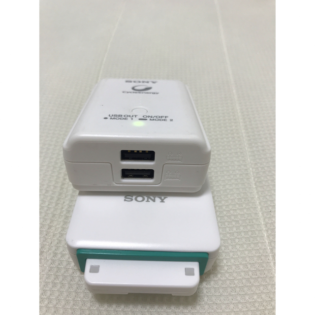 Sony 充電器　USB 二口 容量　2100mAh スマホ/家電/カメラのスマートフォン/携帯電話(バッテリー/充電器)の商品写真