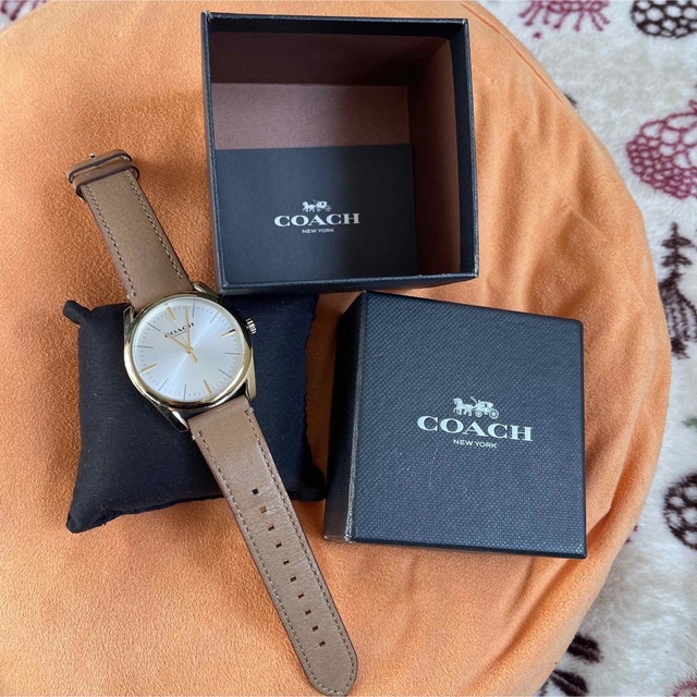 COACH(コーチ)のコーチ 腕時計 CA125 ブラウン 箱付き ゴールド　ブラウン　レザーベルト レディースのファッション小物(腕時計)の商品写真