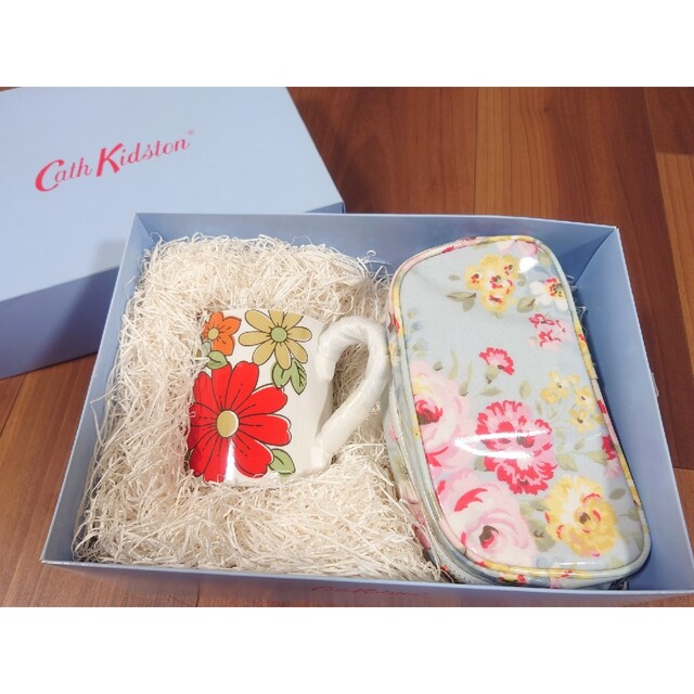 Cath Kidston(キャスキッドソン)の★新品未使用★キャスキッドソン★マグカップ、ポーチセット★ ハンドメイドのファッション小物(ポーチ)の商品写真