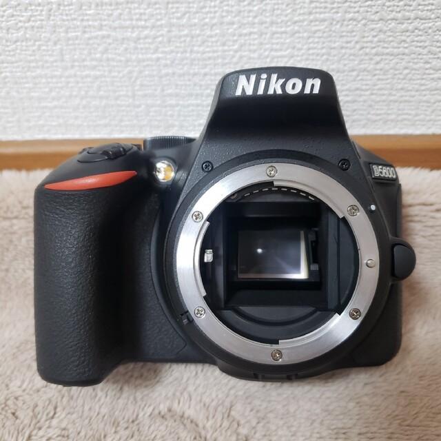 Nikon(ニコン)の【週末特価】D5600 Wズームレンズキット＋35mm F1.8単焦点レンズ スマホ/家電/カメラのカメラ(デジタル一眼)の商品写真